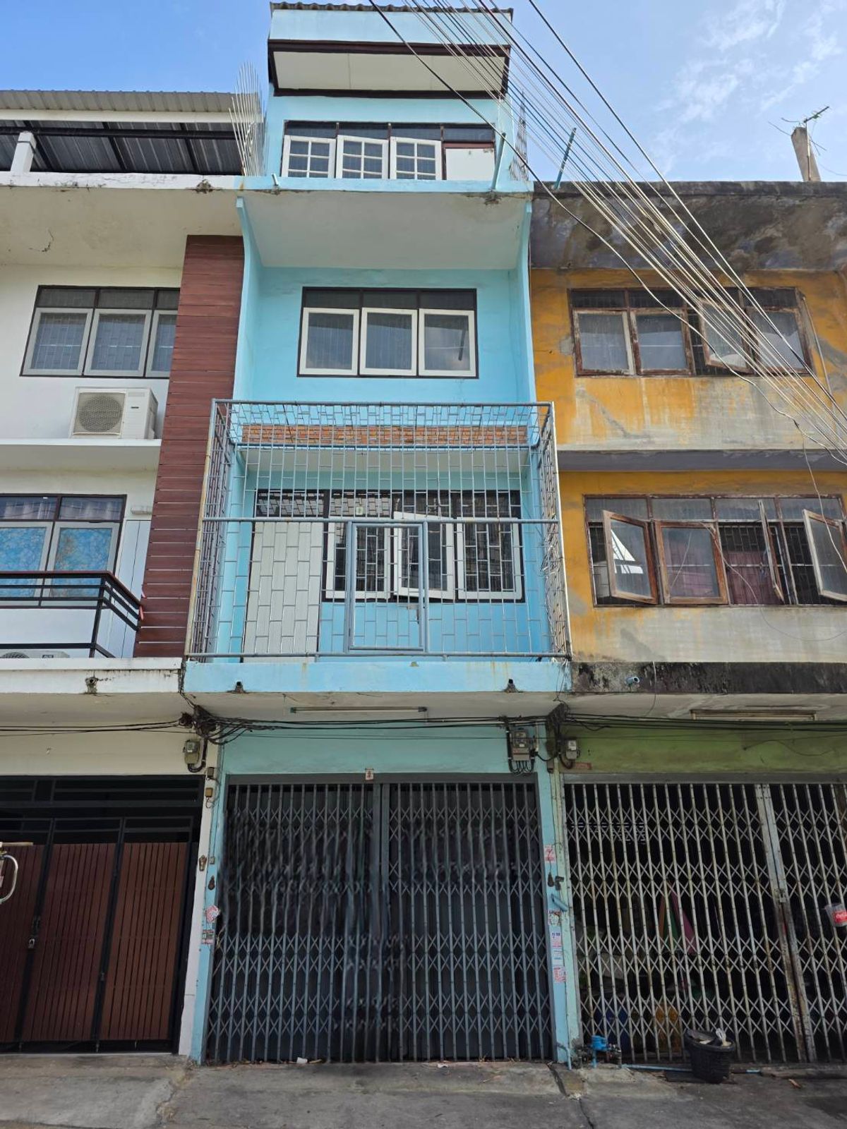 For RentShop HouseRathburana, Suksawat : Commercial building for rent, Pracha Uthit 90 area, near Sarasas Technology College, only 2 minutes away.