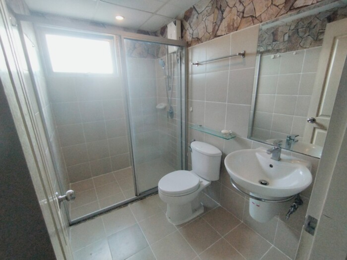 For RentCondoRattanathibet, Sanambinna : Shop for rent in the project (Shop) Condo Supalai Park Krarai-Ngamwongwan, near MRT Nonthaburi Government Center, only 100 meters. 💥💥 If interested, please inquire 099-614-9611