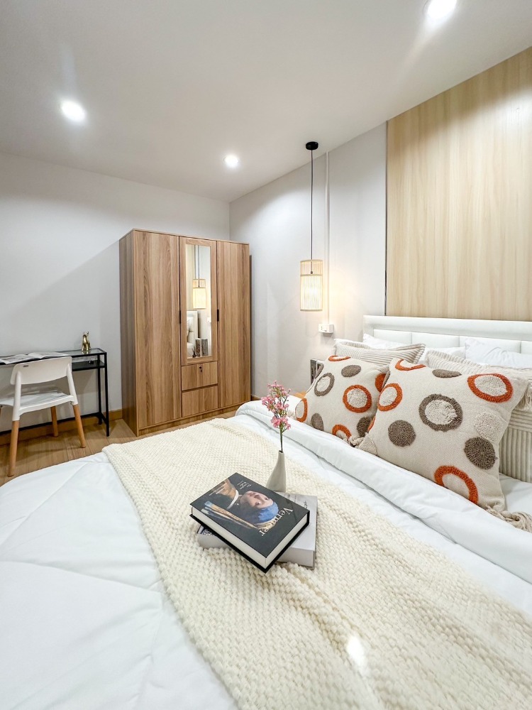 For SaleCondoRatchadapisek, Huaikwang, Suttisan : Urgent sale, 2 bedrooms, central Ratchada, beautiful room, fully furnished, ready to move in, swimming pool view