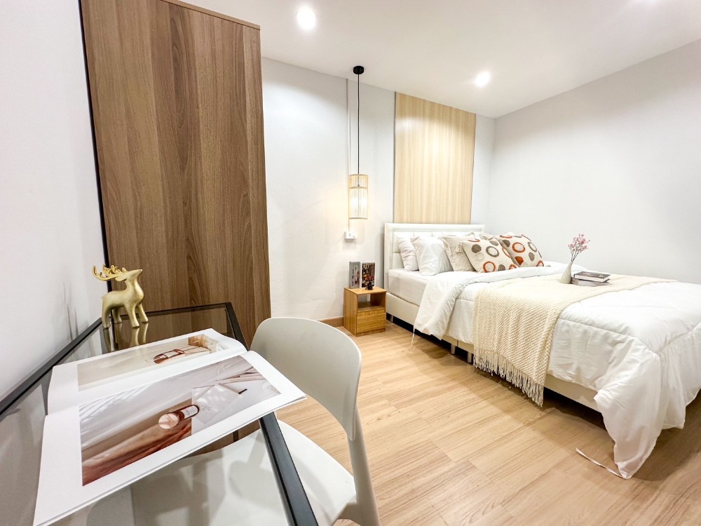 For SaleCondoRatchadapisek, Huaikwang, Suttisan : Urgent sale, 2 bedrooms, central Ratchada, beautiful room, fully furnished, ready to move in, swimming pool view