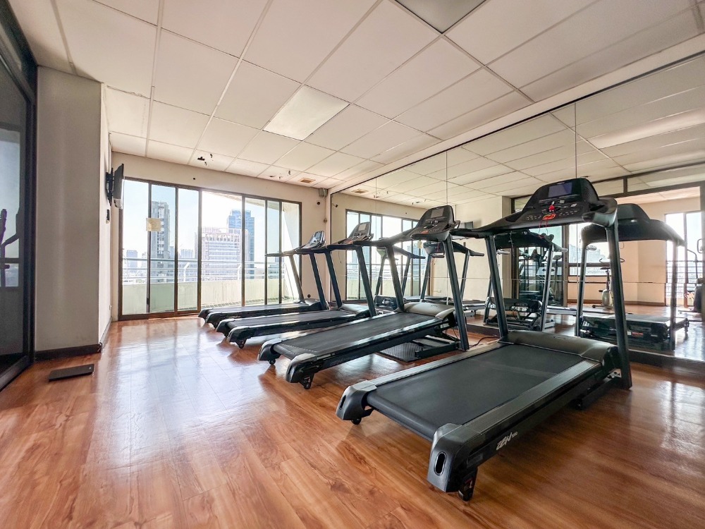 For SaleCondoRatchadapisek, Huaikwang, Suttisan : Urgent sale, 2 bedrooms, central Ratchada, beautiful room, fully furnished, ready to move in, swimming pool view