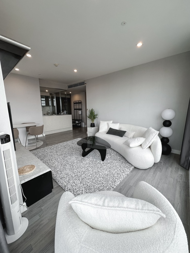 For SaleCondoSiam Paragon ,Chulalongkorn,Samyan : The Room Rama 4【𝐒𝐄𝐋𝐋】🔥 A very modern condo for those who love cool tones. Fully furnished. Amenities are ready. 🔥 Contact Line ID: @hacondo