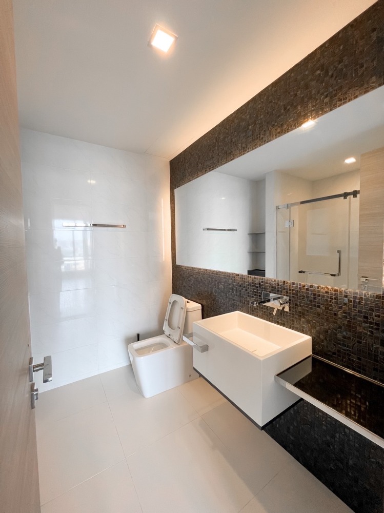 For SaleCondoSiam Paragon ,Chulalongkorn,Samyan : The Room Rama 4【𝐒𝐄𝐋𝐋】🔥 A very modern condo for those who love cool tones. Fully furnished. Amenities are ready. 🔥 Contact Line ID: @hacondo