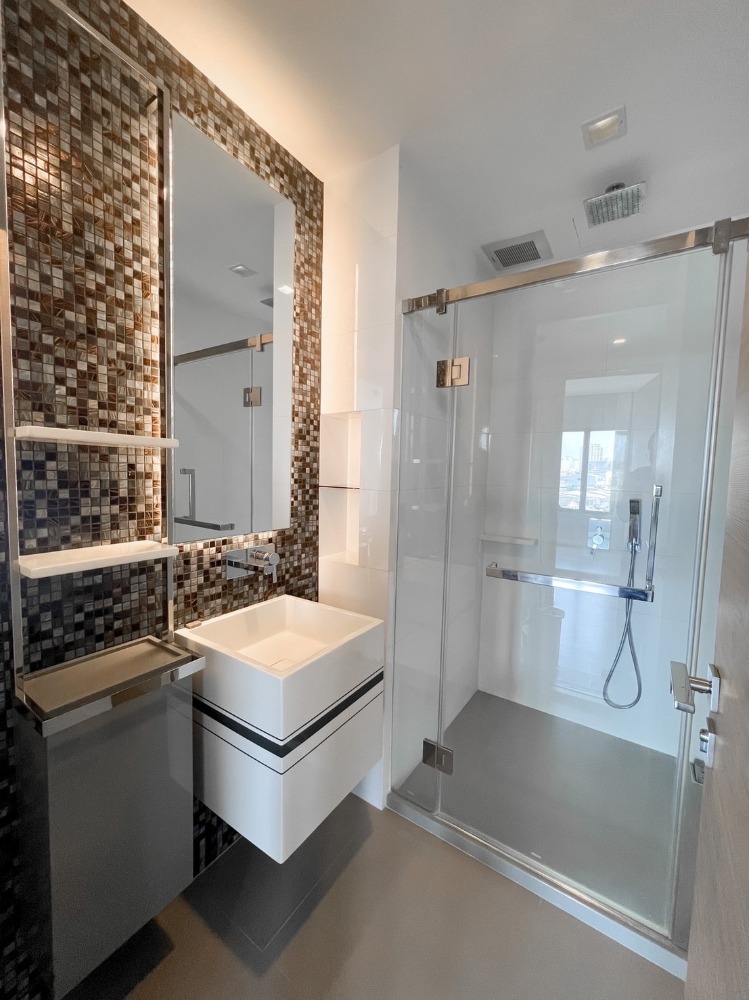 For SaleCondoSiam Paragon ,Chulalongkorn,Samyan : The Room Rama 4【𝐒𝐄𝐋𝐋】🔥 A very modern condo for those who love cool tones. Fully furnished. Amenities are ready. 🔥 Contact Line ID: @hacondo