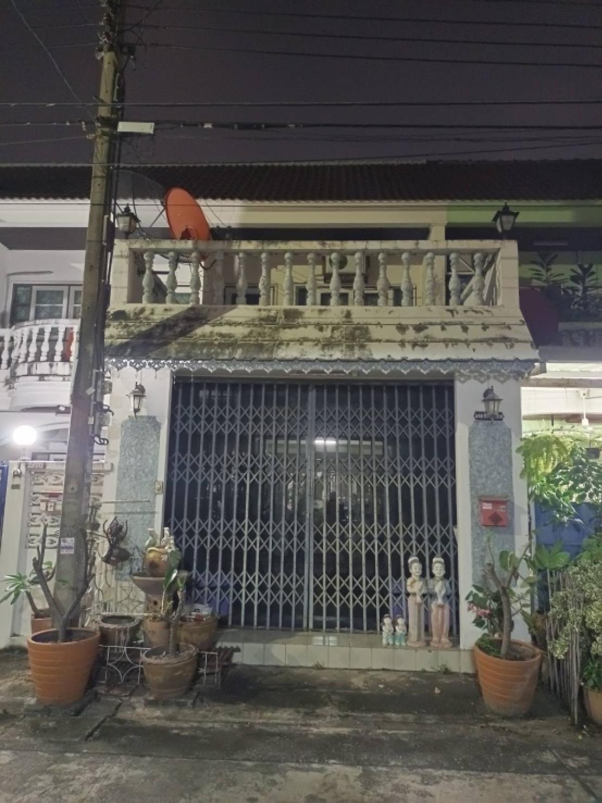 ขายทาวน์โฮมโชคชัย4 ลาดพร้าว71 : ขายทาวน์เฮาส์ 2 ชั้น หมู่บ้านแก้ววิลล่า 1 (ลาดพร้าววังหิน 70 ) พท 18 ตารางวา 3 นอน 2 น้ำ ราคา 2.7 ล