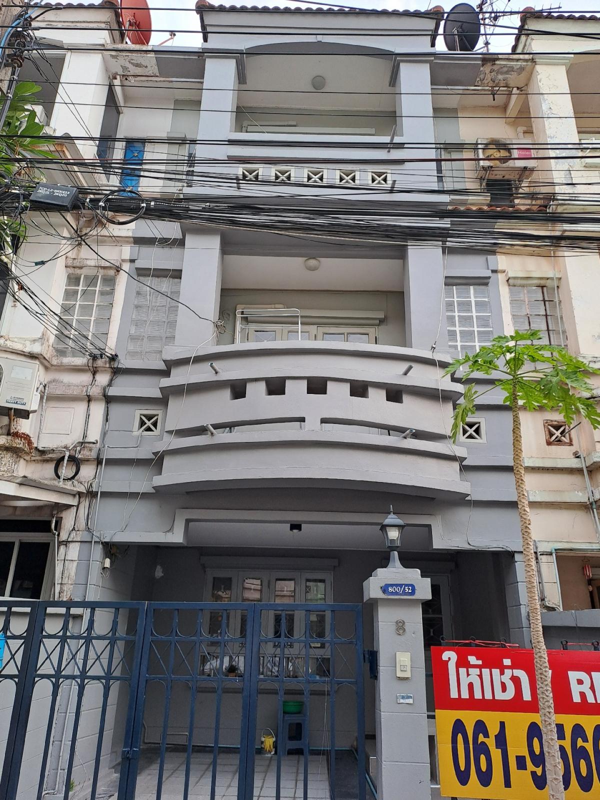 For RentTownhomeKaset Nawamin,Ladplakao : Townhome 3 floors, Thanasin 9 Village, 3 bedrooms, 3 water, near the main road, Nawamin Road, Soi Nawamiyot 86, next to the Lotus Sukhaphiban mall, 1 village, opposite Thai material, Nawamin Road, near Phayathai Nawamin Hospital, Soi Yai, no.