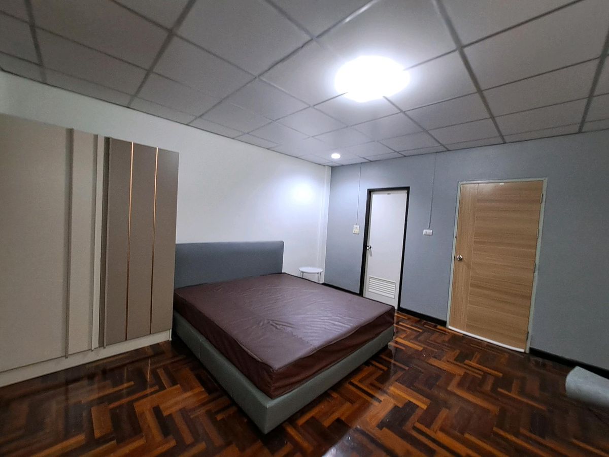 ให้เช่าทาวน์โฮมเกษตร นวมินทร์ ลาดปลาเค้า : Townhome 3 ชั้น หมู่บ้าน ธนสิน 9  ให้เช่า 3 นอน 3น้ำ หมู่บ้านใกล้ ถนนใหญ่ ถนนนวมินทร์ ซอย นวมิยทร์ 86 ติดห้าง โลตัส สุขาภิบาล 1  หมู่บ้านอยู่ตรงข้าม ห้าง ไทวัสดุ  ใกล้ รพ.พญาไท นวมินทร  ซอยใหญ่ ไม่เปลี่ยว ปากซอย มี ร้าน 711 