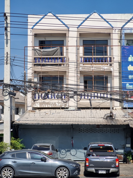 For RentShop HouseAyutthaya : For rent: Commercial building on Rojana Road, Uthai, Ayutthaya, near Marko and Rojana Industrial Estate, Ayutthaya.