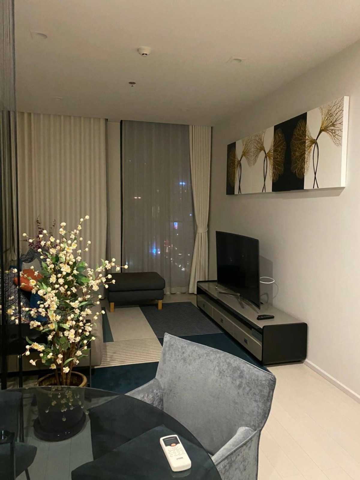 For RentCondoWitthayu, Chidlom, Langsuan, Ploenchit : Condo for rent: Noble Ploenchit, near BTS Ploenchit, only 100 meters away.