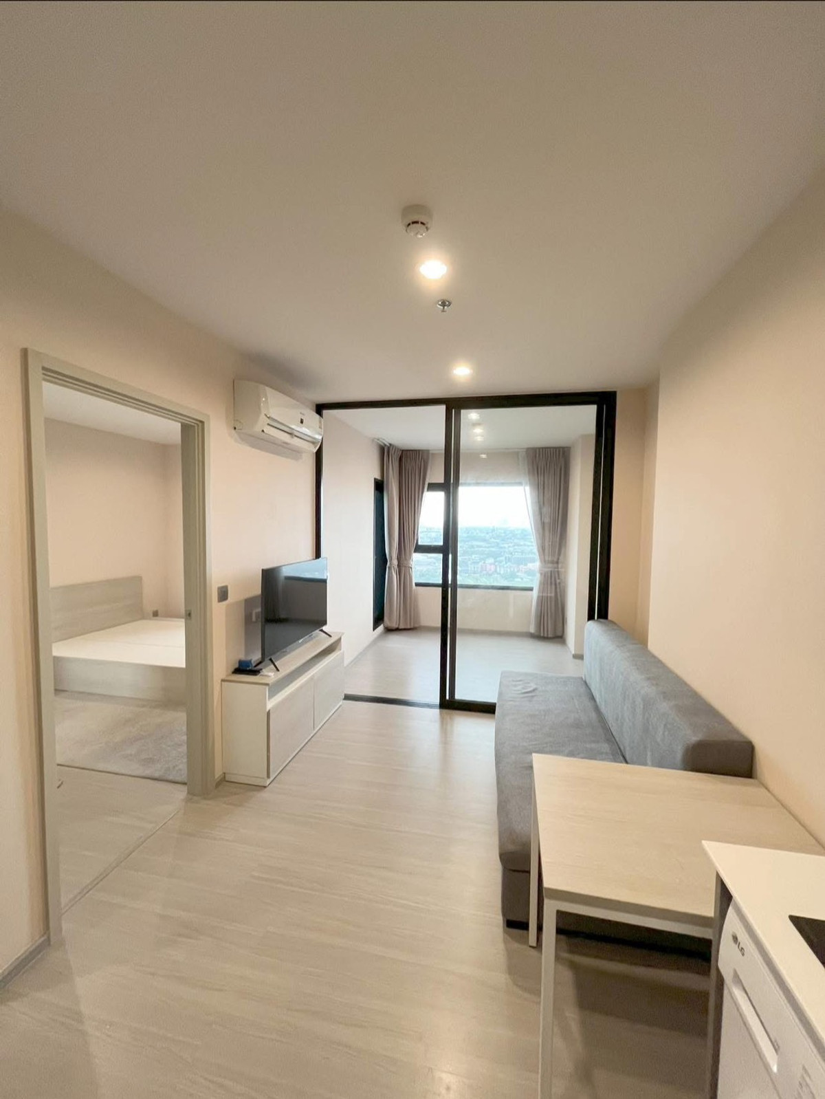 For RentCondoSamut Prakan,Samrong : Rent Aspire Erawan Prime. The room is beautiful south, good wind with complete furniture. The central part is full. Next to BTS Erawan / call 099-149-5164