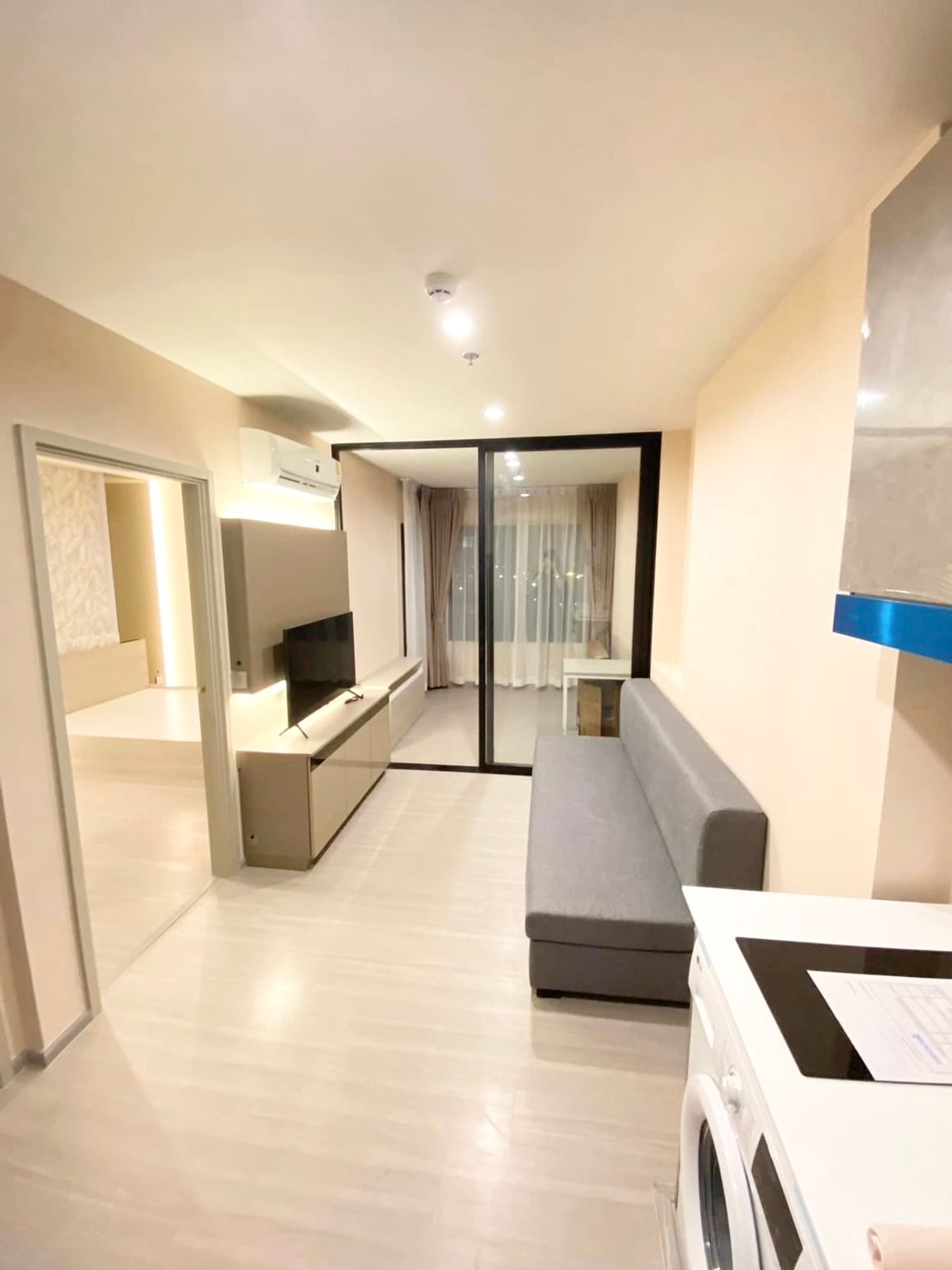For RentCondoSamut Prakan,Samrong : Rent Aspire Erawan Prime. The room is beautiful south, good wind with complete furniture. The central part is full. Next to BTS Erawan / call 099-149-5164