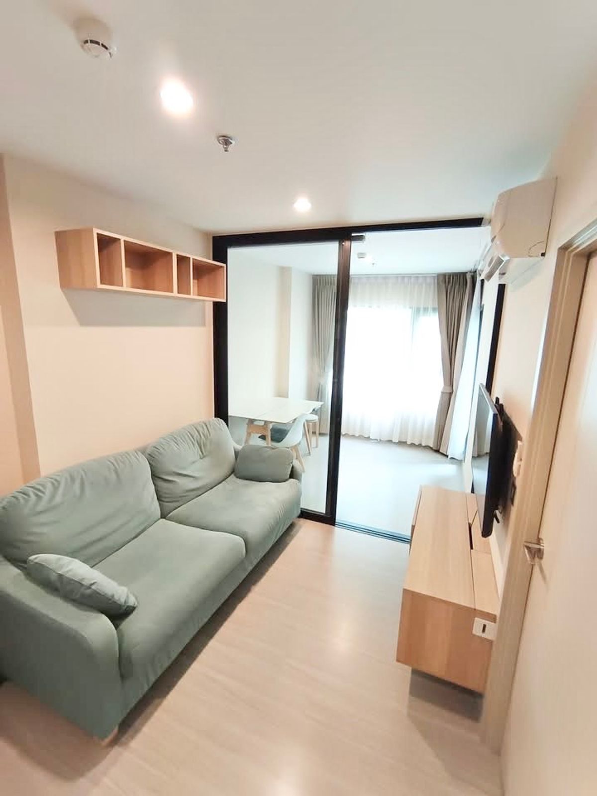 For RentCondoSamut Prakan,Samrong : Rent Aspire Erawan Prime. The room is beautiful south, good wind with complete furniture. The central part is full. Next to BTS Erawan / call 099-149-5164
