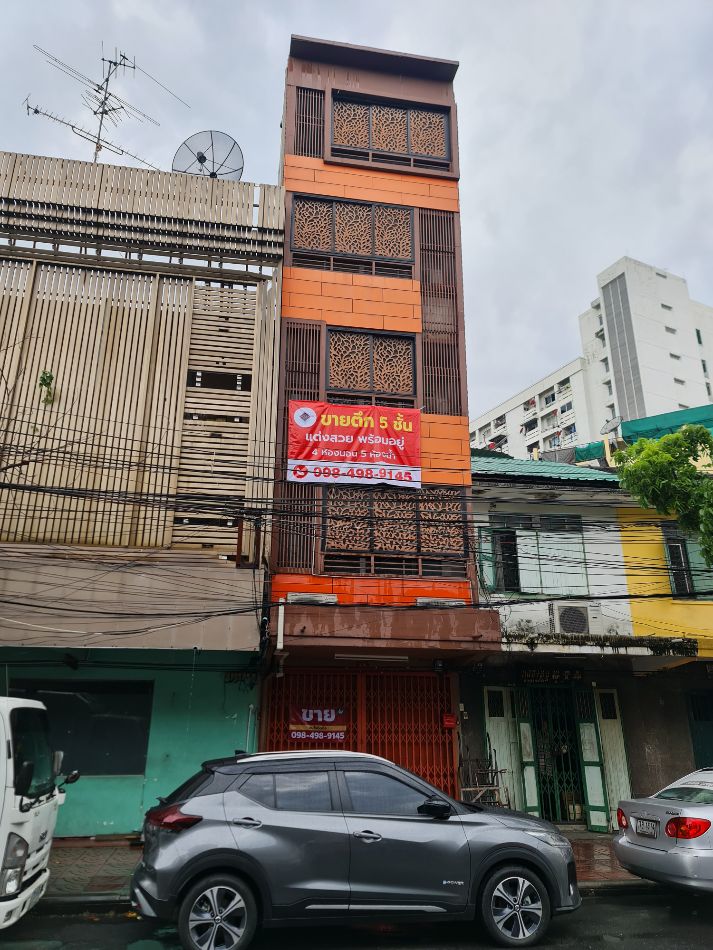 For SaleShop HouseYaowarat, Banglamphu : For sale: Commercial building, Sampeng commercial area, 5 floors, 150 sq m, 8.5 sq wa, behind Chakkrawat Police Station.