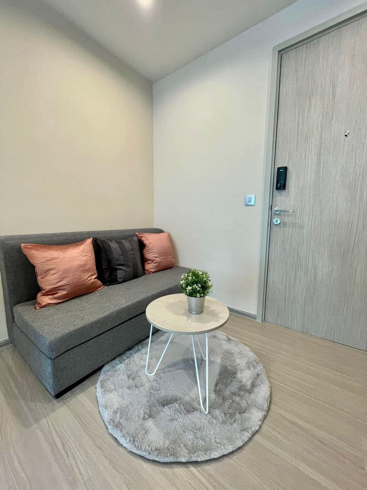 For RentCondoSamut Prakan,Samrong : Rent Aspire Erawan Prime. The room is beautiful south, good wind with complete furniture. The central part is full. Next to BTS Erawan / call 099-149-5164