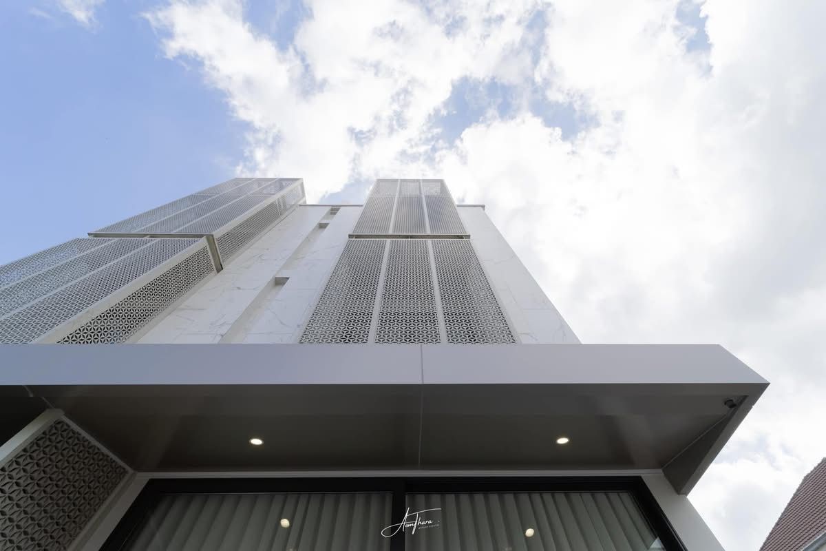 For SaleTownhomeSukhumvit, Asoke, Thonglor : Newly built Townhouse Ekkamai: 580sqm. 3bed 4bath 580sqm. 45,900,000 Am: 0656199198
