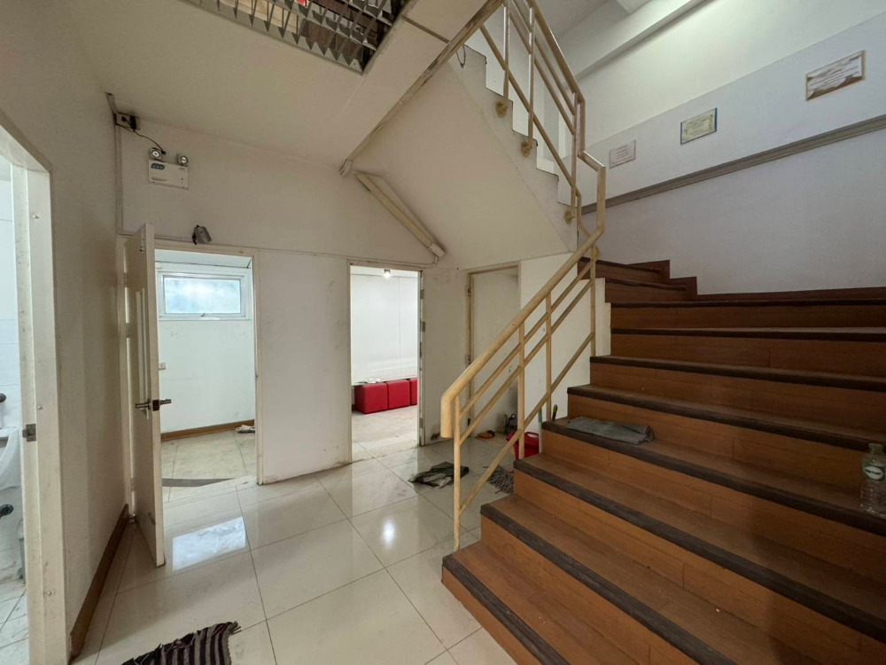 ขาย/ ให้เช่า  โฮมออฟฟิศ 5.5  ชั้้น    โครงการวิสุทธานี ลาดพร้าว 101 Loading...