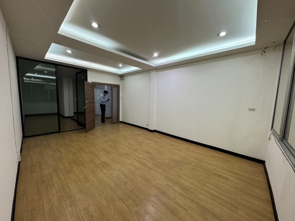 ให้เช่าสำนักงานสุขุมวิท อโศก ทองหล่อ : พื้นที่สำนักงานให้เช่า หน้า ประสานมิตร หน้าตึกเสริมมิตร อโศก 🚩คุ้มค่า ทำเลดี