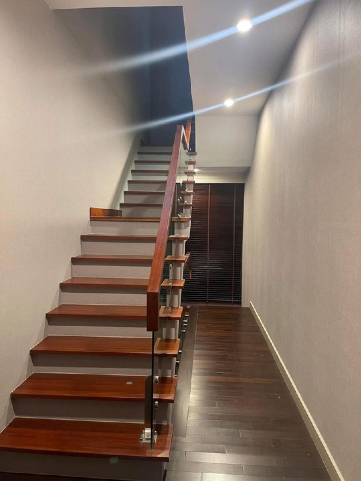 ขายทาวน์โฮมลาดพร้าว เซ็นทรัลลาดพร้าว : 📢👇Sell with tenant til 30/13/25 Luxury 3.5 story townhouse at The Eight Jatujak Ratchada, near Central Ladprao , Jatujak park, easily traveling in many routes