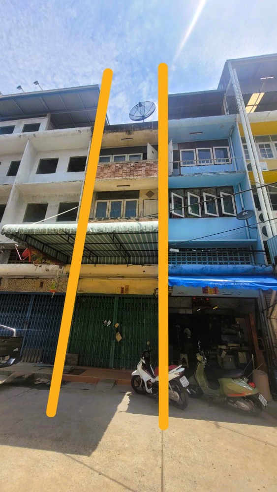 For SaleShop HouseSathorn, Narathiwat : **紧急出售！价格超划算，可申请超额贷款！** 3层半商用楼，位于Charoen Rat 5巷，分支4-2，Yoo Dee 16巷，适合自住或投资收藏！