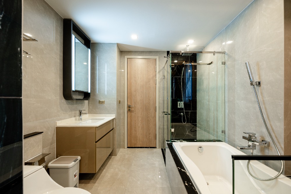 For SaleCondoRama9, Petchburi, RCA : For sale One Nine Five Asoke-Rama 9, New CBD area, 2 bedrooms, newly decorated with marble, all new furniture, near MRT Rama 9