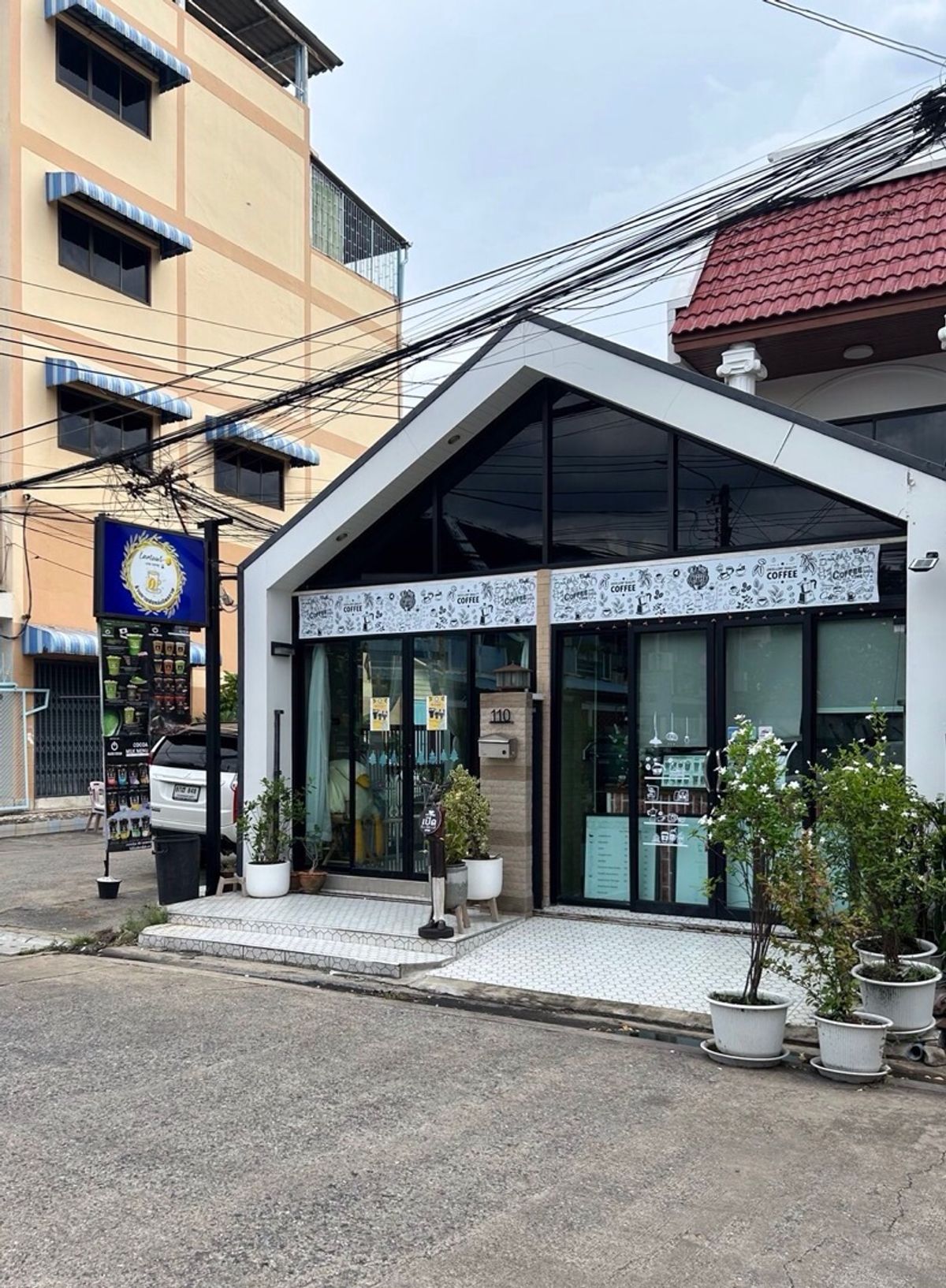 เซ้งร้านค้า/ตลาดนัดมีนบุรี-ร่มเกล้า : ต้องการเซ้งร้านกาแฟ มินิมอลสไตล์ ☕ ปากซอยมีMRT ซอยรามแหง166 ห้องมุม จอดรถได้ 5คัน พร้อม อุปกรณ์ การทำกาแฟ และ เฟอร์นิเจอร์ มีรายละเอียด ดังนี้ สามารถใช้เป็นที่พักอาศัยได้ ชั้นบนมี2ห้องนอน แอร์4ตัว🛌 พักอาศัยชั้นบนได้ สะดวกสบาย🚝 ปากซอยมีสถานี MRT สามารถ
