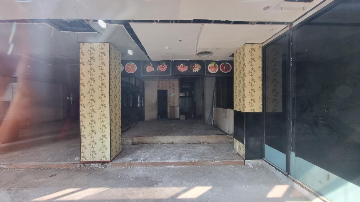For RentRetail SpaceSukhumvit, Asoke, Thonglor : Phrom Phong, space for rent, G floor, suitable for a restaurant, 215 square meters, 300,000 baht
