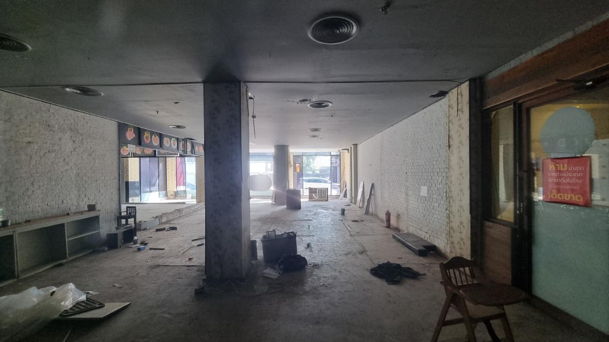 For RentRetail SpaceSukhumvit, Asoke, Thonglor : Phrom Phong, space for rent, G floor, suitable for a restaurant, 215 square meters, 300,000 baht