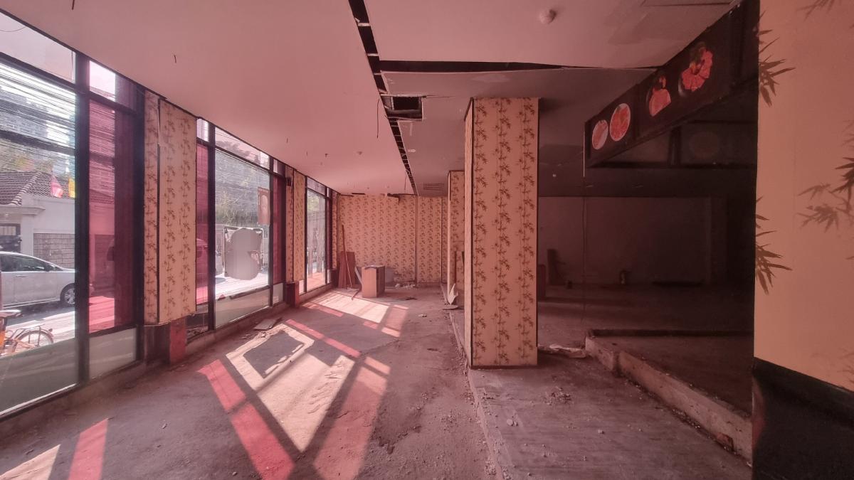 For RentRetail SpaceSukhumvit, Asoke, Thonglor : Phrom Phong, space for rent, G floor, suitable for a restaurant, 215 square meters, 300,000 baht