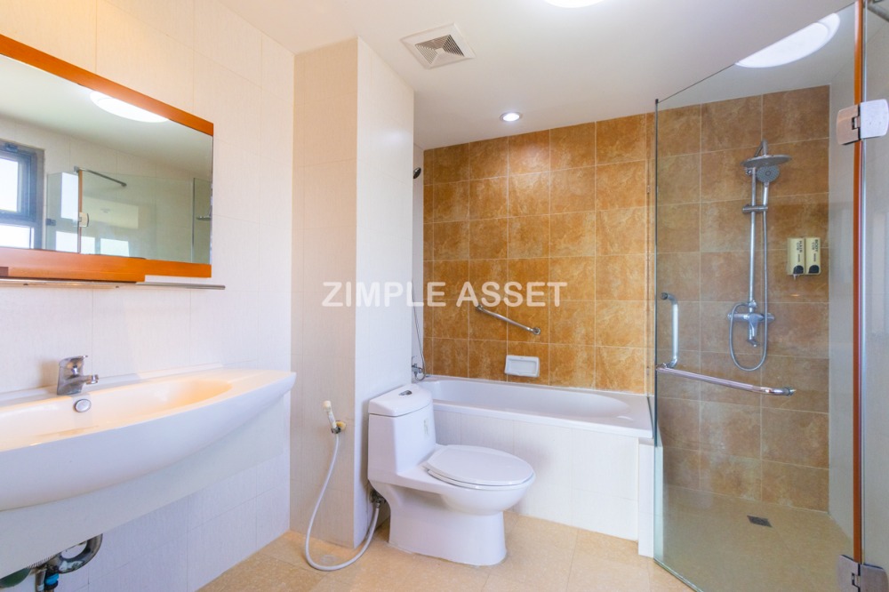 For RentBangna, Bearing, Lasalle : Residence for Rent in Bangna, Fully equipped with convenient amenities, located close to Bangkok Patana School and not far from BTS Bearing. Small pets are allowed.