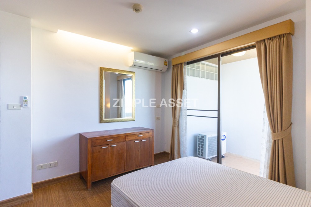 For RentBangna, Bearing, Lasalle : Residence for Rent in Bangna, Fully equipped with convenient amenities, located close to Bangkok Patana School and not far from BTS Bearing. Small pets are allowed.