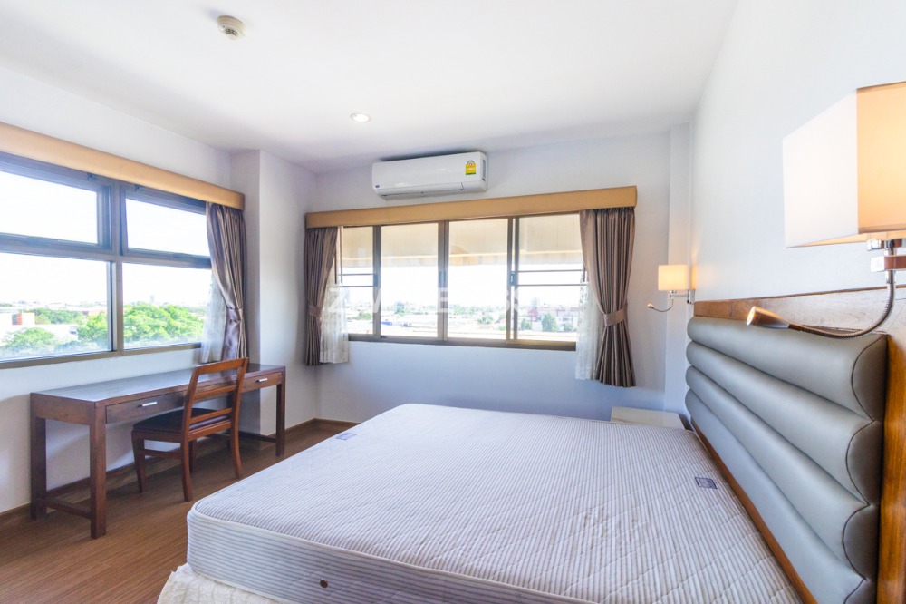 For RentBangna, Bearing, Lasalle : Residence for Rent in Bangna, Fully equipped with convenient amenities, located close to Bangkok Patana School and not far from BTS Bearing. Small pets are allowed.