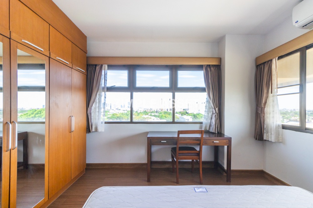 For RentBangna, Bearing, Lasalle : Residence for Rent in Bangna, Fully equipped with convenient amenities, located close to Bangkok Patana School and not far from BTS Bearing. Small pets are allowed.