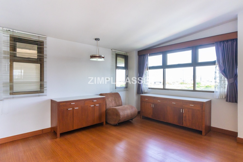 For RentBangna, Bearing, Lasalle : Residence for Rent in Bangna, Fully equipped with convenient amenities, located close to Bangkok Patana School and not far from BTS Bearing. Small pets are allowed.