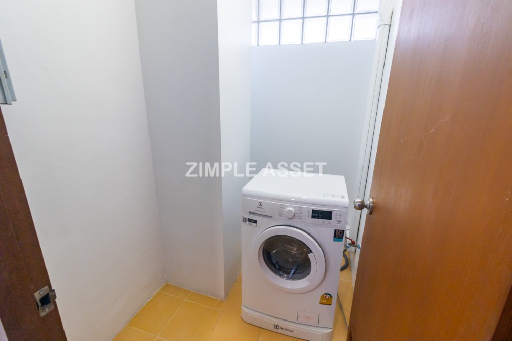 For RentBangna, Bearing, Lasalle : Residence for Rent in Bangna, Fully equipped with convenient amenities, located close to Bangkok Patana School and not far from BTS Bearing. Small pets are allowed.