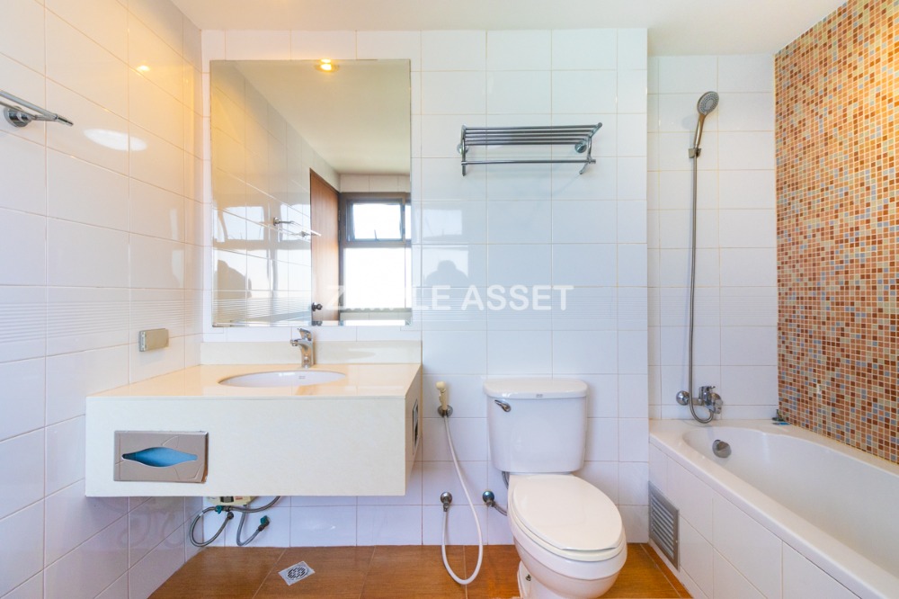 For RentBangna, Bearing, Lasalle : Residence for Rent in Bangna, Fully equipped with convenient amenities, located close to Bangkok Patana School and not far from BTS Bearing. Small pets are allowed.