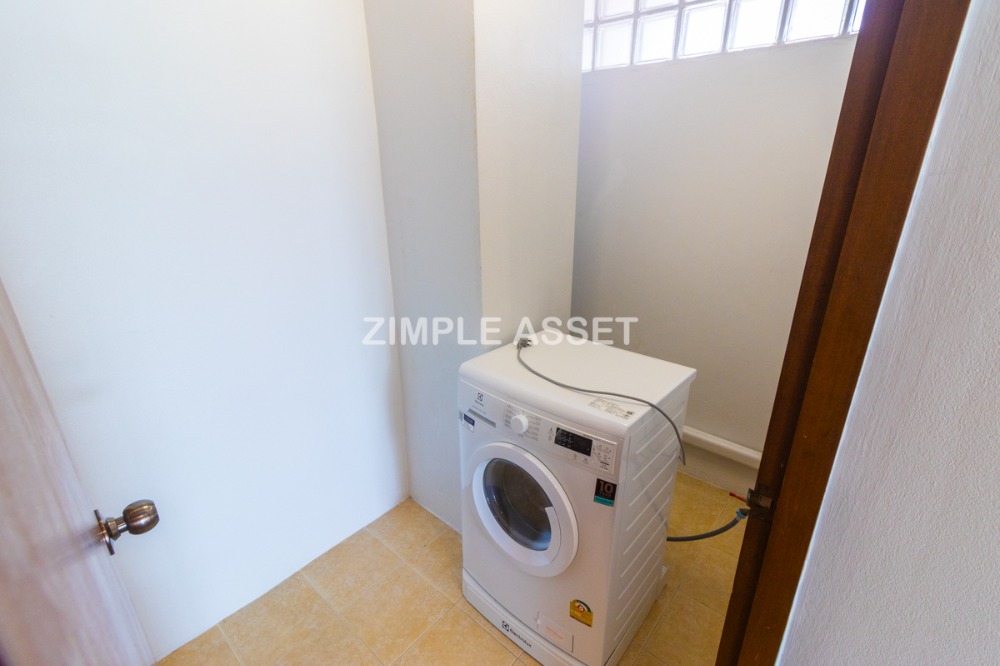 For RentBangna, Bearing, Lasalle : Residence for Rent in Bangna, Fully equipped with convenient amenities, located close to Bangkok Patana School and not far from BTS Bearing. Small pets are allowed.