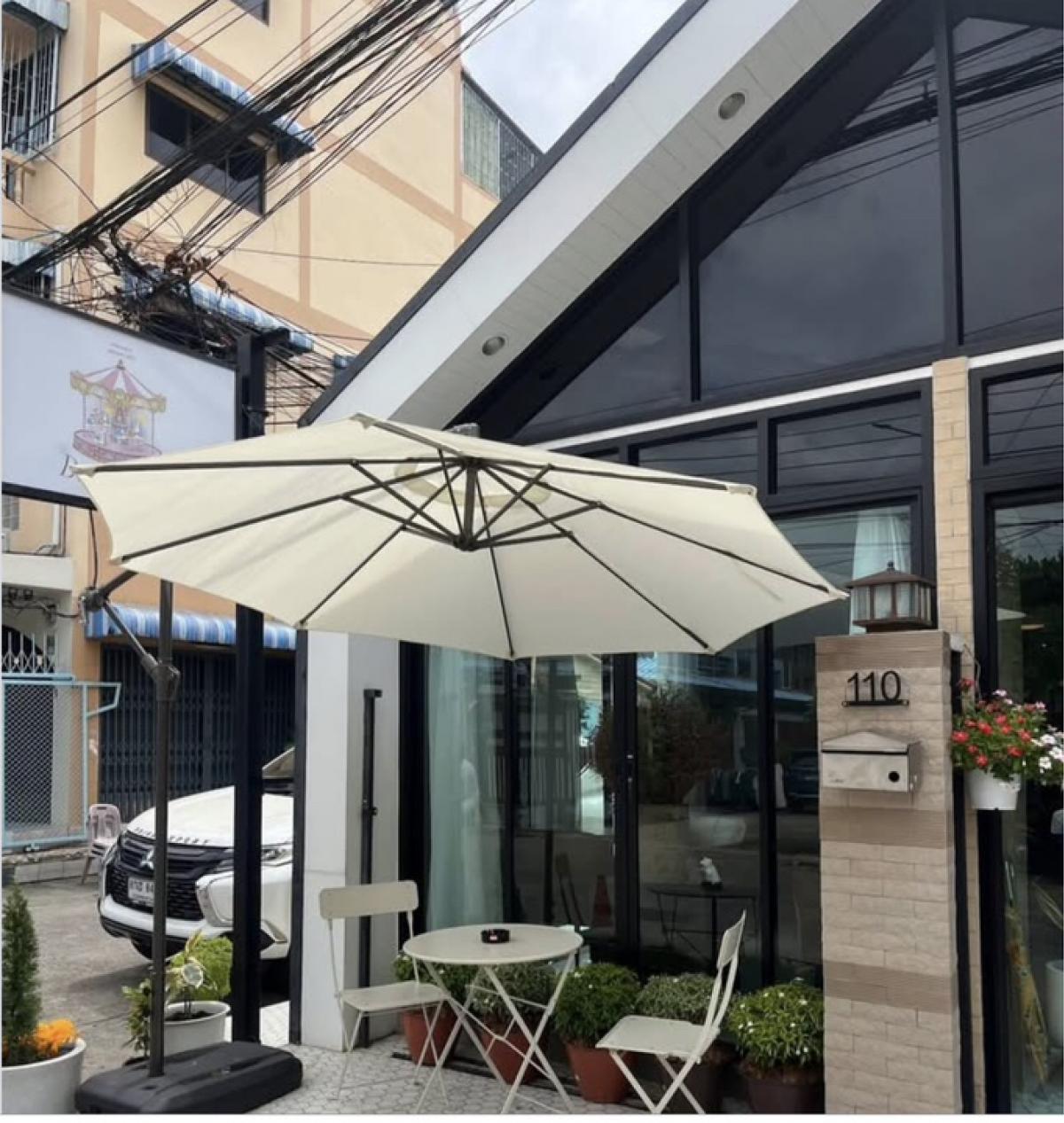 For LeaseholdRetail SpaceMin Buri, Romklao : Want to rent a coffee shop, minimalist style ☕ At the entrance of the alley there is an MRT, Soi Ramhaeng 166, corner room, parking for 5 cars, with coffee making equipment and furniture, with the following details: Can be used as a residence, upstairs th