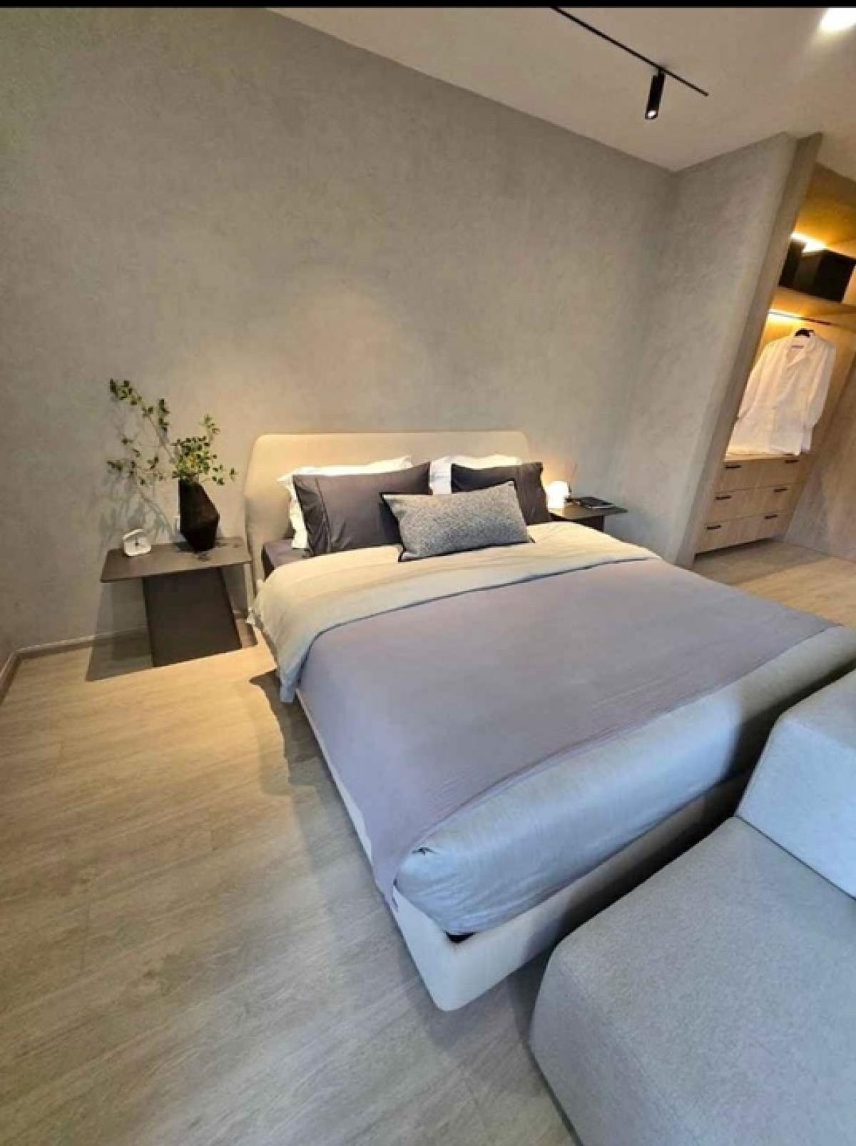 For RentTownhomePattanakan, Srinakarin : For rent: Nue Verse project, Krungthep Kreetha  3-storey townhome, Double Volume  3 bedrooms, 1 multipurpose room, 4 bathrooms, 2 parking spaces  Usable area 202 sq m.  Fully furnished, air-conditioning in every room