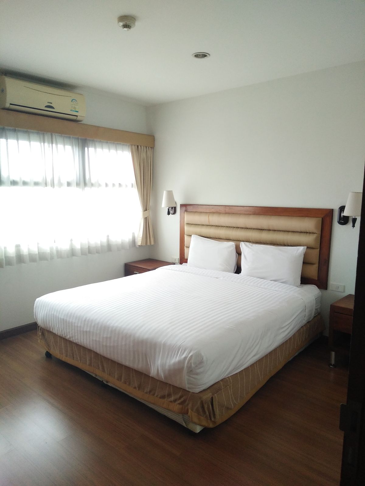 For RentBangna, Bearing, Lasalle : Residence for Rent in Bangna, Fully equipped with convenient amenities, located close to Bangkok Patana School and not far from BTS Bearing. Small pets are allowed.