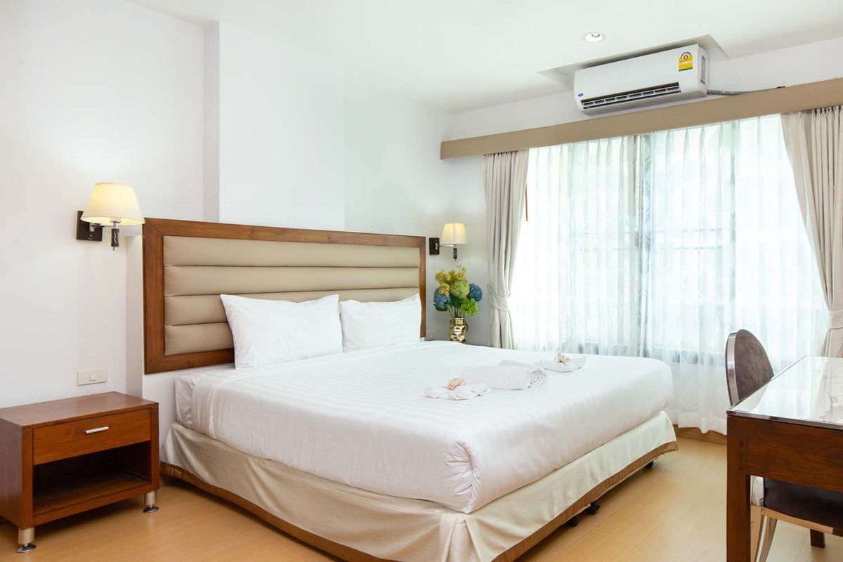 For RentBangna, Bearing, Lasalle : Residence for Rent in Bangna, Fully equipped with convenient amenities, located close to Bangkok Patana School and not far from BTS Bearing. Small pets are allowed.