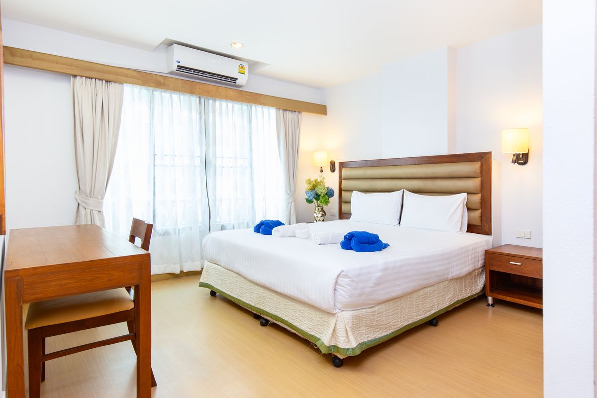 For RentBangna, Bearing, Lasalle : Residence for Rent in Bangna, Fully equipped with convenient amenities, located close to Bangkok Patana School and not far from BTS Bearing. Small pets are allowed.
