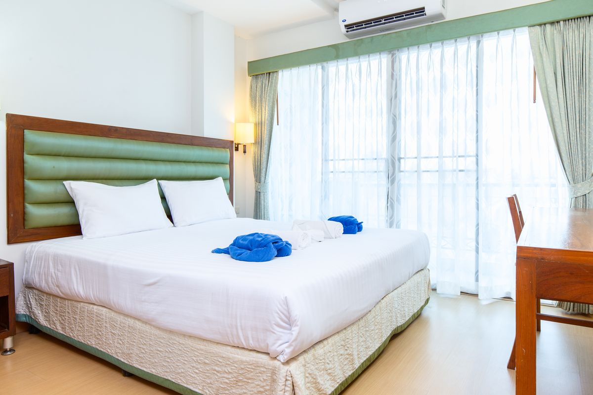 For RentBangna, Bearing, Lasalle : Residence for Rent in Bangna, Fully equipped with convenient amenities, located close to Bangkok Patana School and not far from BTS Bearing. Small pets are allowed.