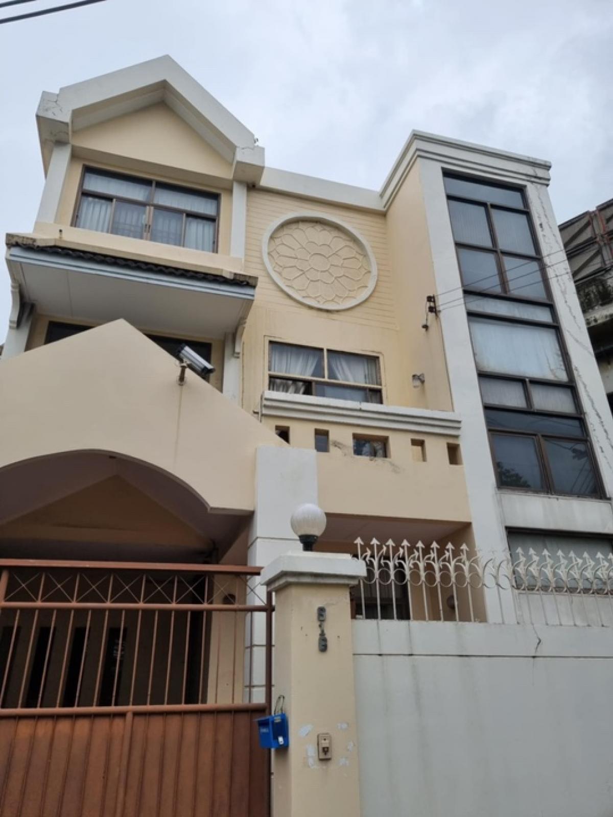 For RentHouseSukhumvit, Asoke, Thonglor : Single house, 38 sq w, 3 floors, usable area 280 sq m, 3 bathrooms (1 bathroom on every floor), 4 bedrooms, 1 living room. -1 kitchen, Sukhumvit Road 50