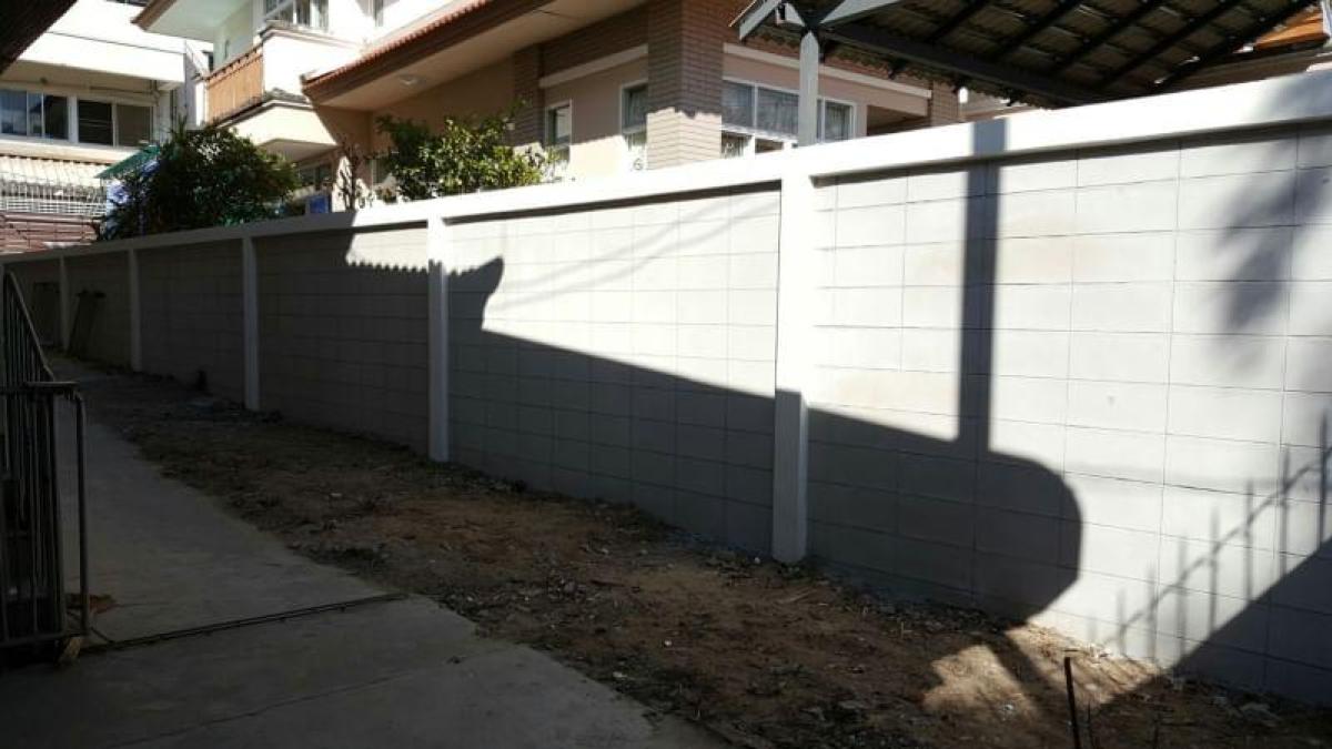 For RentHouseSukhumvit, Asoke, Thonglor : Ekkamai 22 house is located on Soi Thalu Road between Ekkamai 22 and Pridi 41. There are cars passing by all the time.