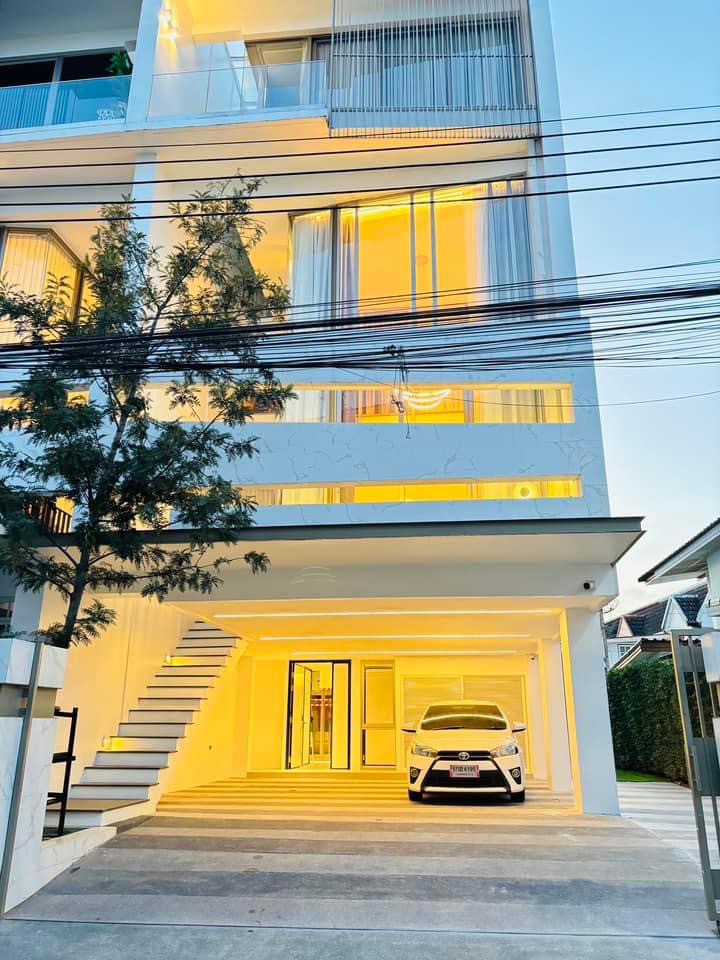 ให้เช่าทาวน์โฮมลาดพร้าว เซ็นทรัลลาดพร้าว : ● Luxury Townhome ● ทาวน์โฮม 4 ชั้น 3 ห้องนอน | 53.80 ตร.ว. 400.00 ตร.ม. | ใกล้ MRT ลาดพร้าว 6 นาที, เซ็นทรัล ลาดพร้าว 11 นาที