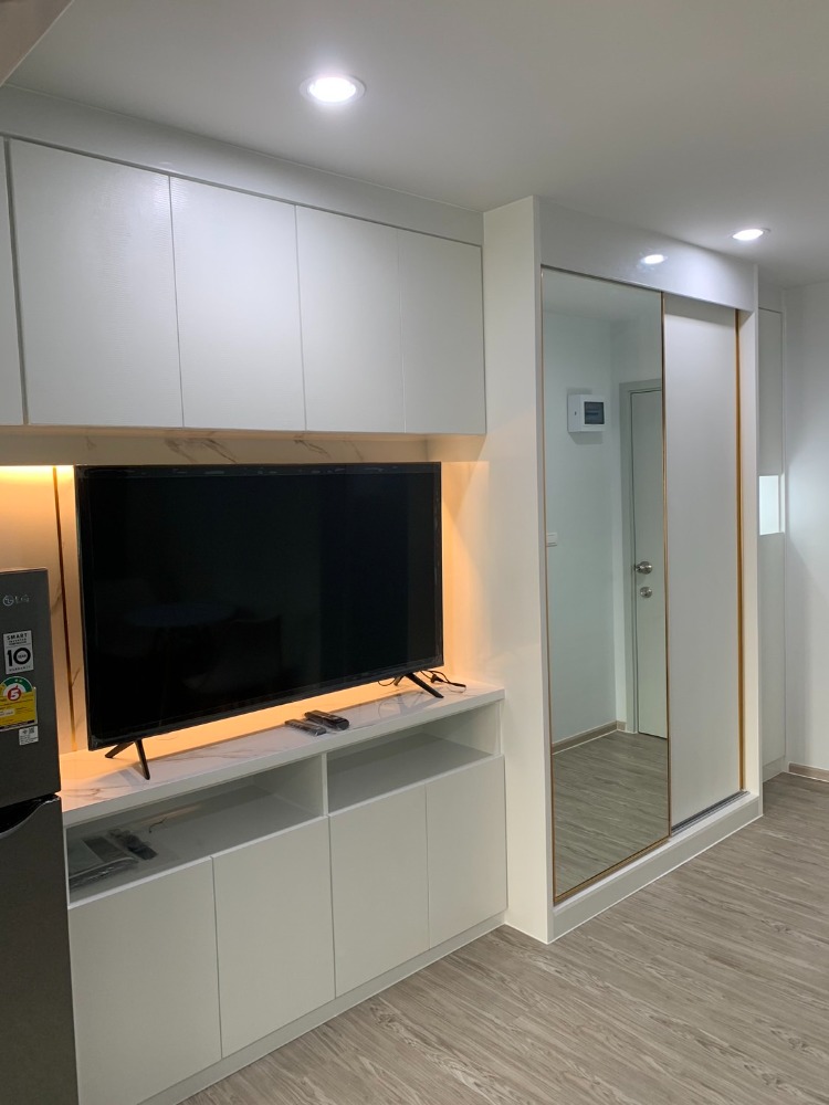 For SaleCondoLadkrabang, Suwannaphum Airport : Condo for sale, Rye, Hua Mak, Building B, 5th floor, built-in, luxurious throughout the room, wide-fronted room, open view, very beautiful, selling price 1.99 million baht