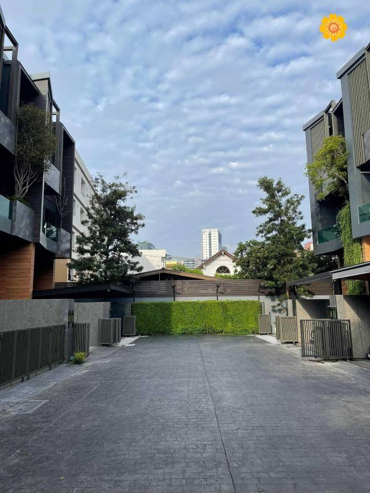 ให้เช่าบ้านลาดพร้าว เซ็นทรัลลาดพร้าว : ขาย/เช่า บ้านลาดพร้าว ซอย.1  #ทาวน์โฮมหรู 3.5 ชั้น The Eight ( จตุจักร-รัชดา )  สไตล์โมเดิร์น Privacy Residence ( บ้านใหม่ ) 3 ห้องนอน 4 ห้องน้ำ ราคาเช่า 130,000 บาท / เดือน  ราคาขาย 23.5 ลบ.