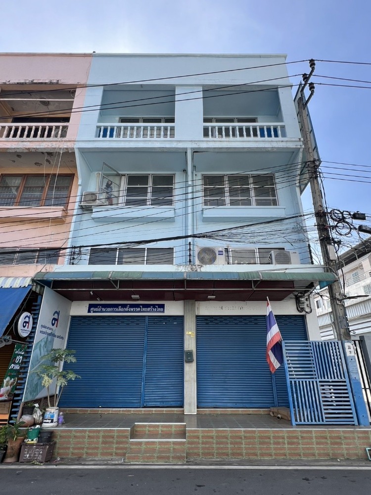 For SaleShop HouseKaset Nawamin,Ladplakao : Prime Location with Parking, Suitable for Various Businesses! For sale: Commercial Building at Nawamin 60 (in front of Wat Bang Toei), just 50 meters from the main road!