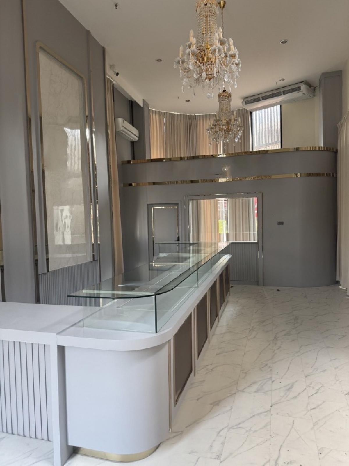 For RentShowroomRamkhamhaeng, Hua Mak : For rent: Office, showroom, size 60 square meters, Ramkhamhaeng 24, Hua Mak, Bangkok. There is parking and 24-hour security. Convenient transportation, near the BTS.