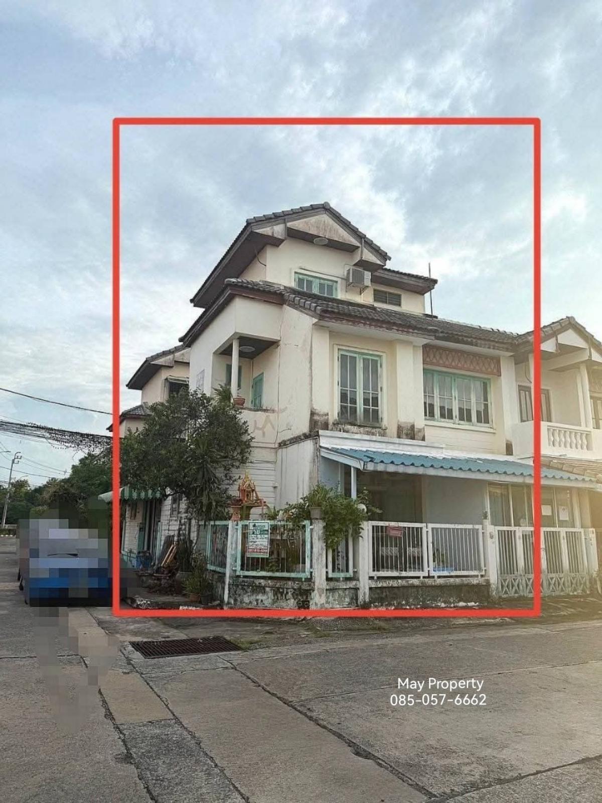 For SaleTownhomeNawamin, Ramindra : Urgent sale, 3 -story townhouse Wararak University, Liab Khlong Song 27 The corner room has a bedroom on the ground floor. Area 26.5 Water police near Big C mall near the market. Good location.